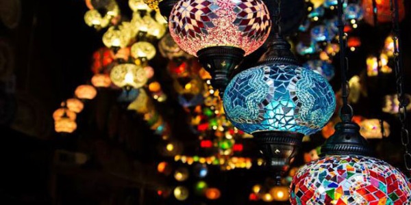 O charme etéreo das lâmpadas turcas, uma mistura de arte e luz