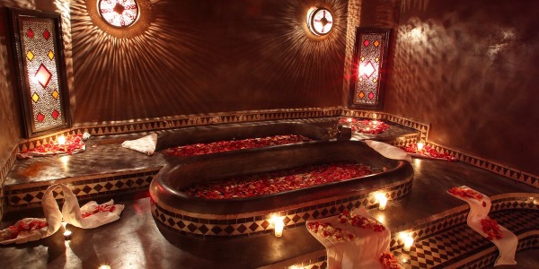 O banho árabe, também conhecido como banho marroquino, é muito mais do que simplesmente lavar